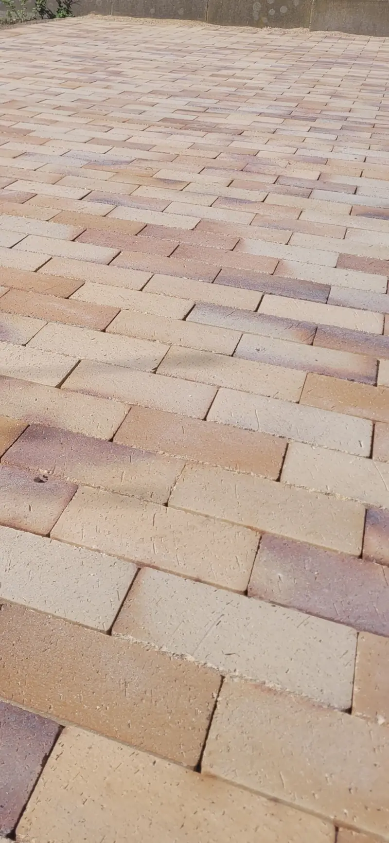 Fliser lagt med præcise fuger og kantsten