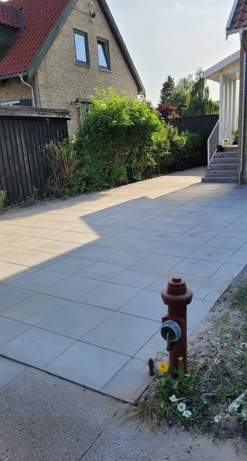 Terrassebelægning med mønstret flisedesign