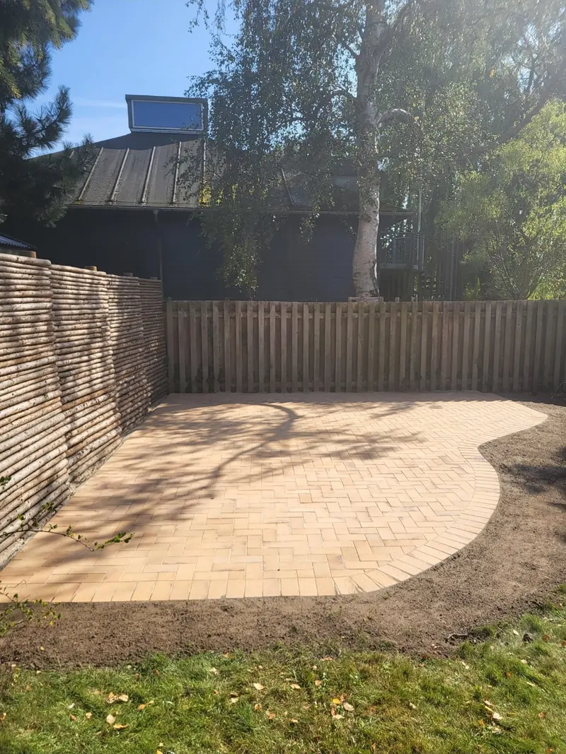 Granitfliser med integreret trappeanlæg