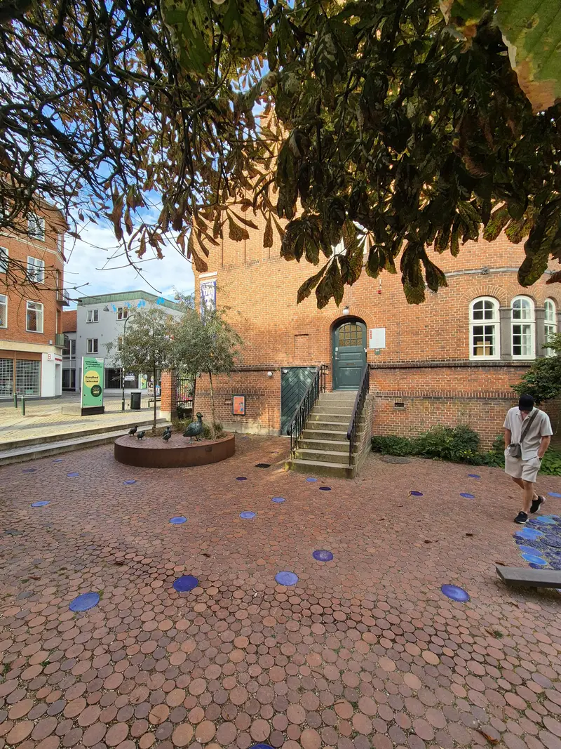 Stort belægningsprojekt med geometrisk mønster