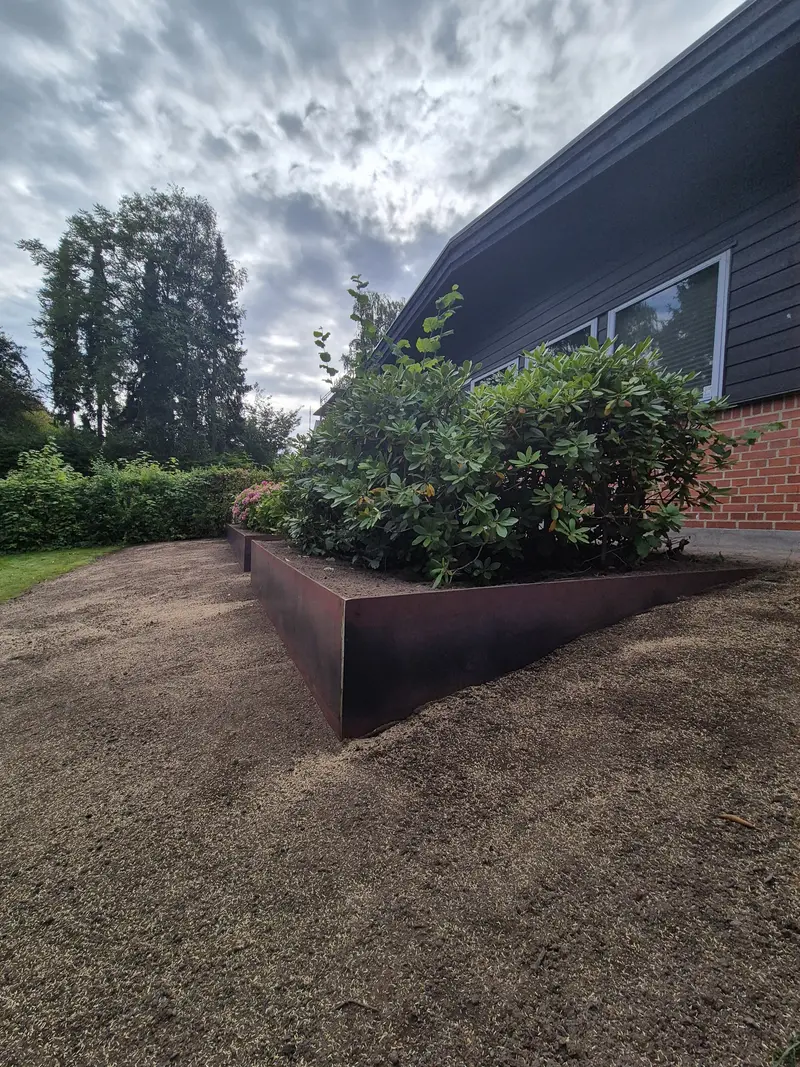 Havedesign med moderne materialekombination