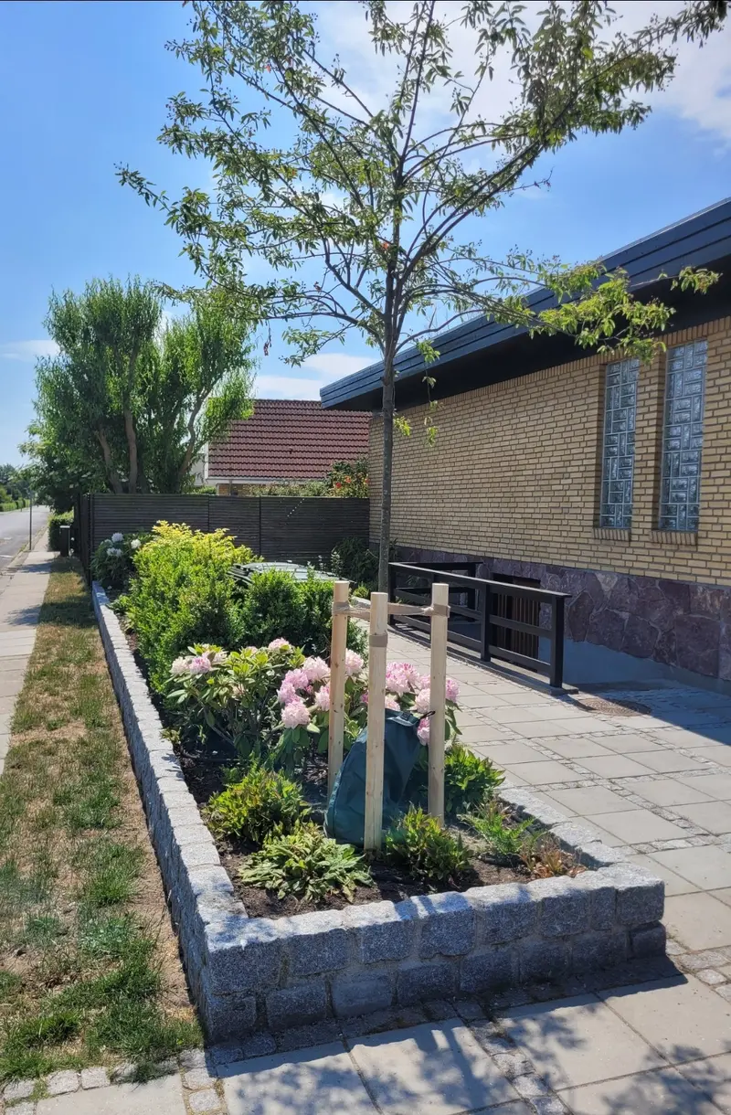 Havedesign med stålkanter og organiske former