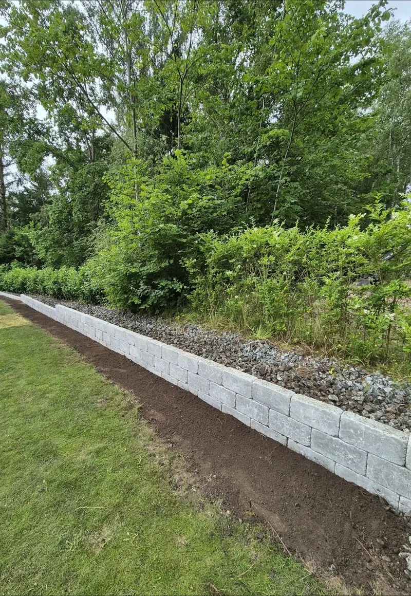 Støttemur med niveauforskel og integreret trappe