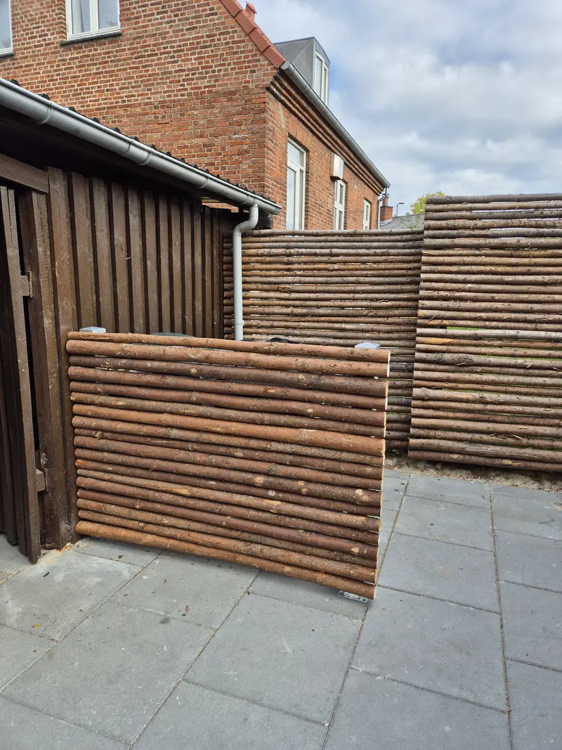 Træhegn med lodret beklædning og port