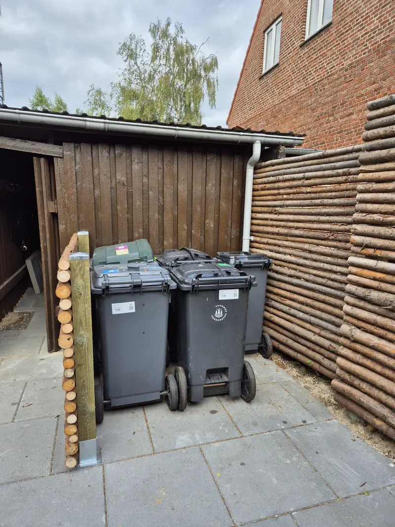 Pergola i træ med klatreplanter og skygge