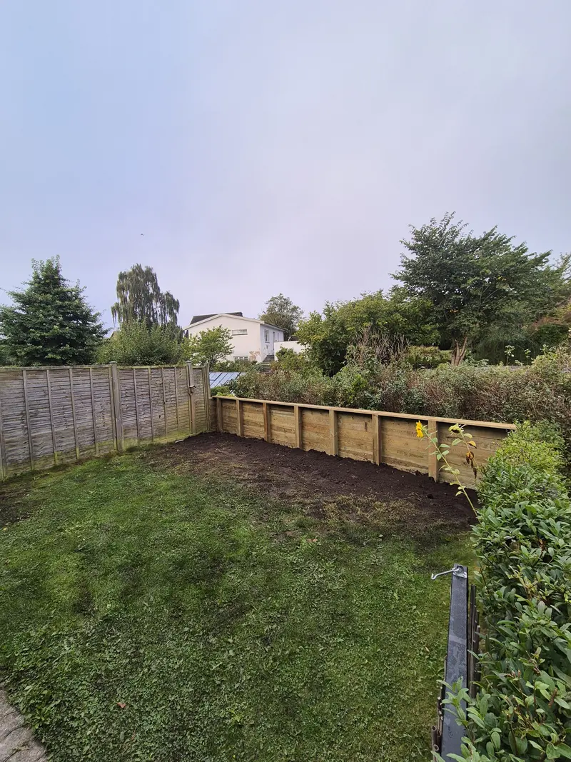 Sandkasse bygget i robinietræ til børn