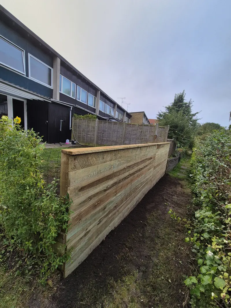 Træbænk integreret i haveanlæg