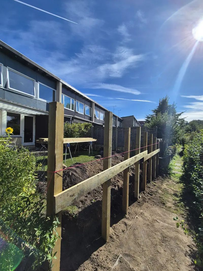 Færdigt træarbejde med bænk og plantekasser